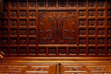 Majorcan kasabası Campos 'un kilisesinin girişine açılan ahşap kapılar.