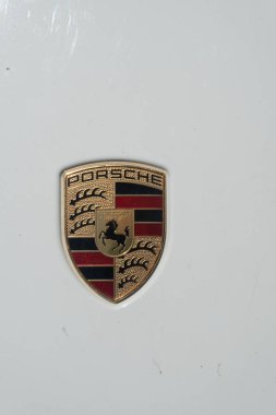 Campos, İspanya; 12 Haziran 2021: Porsche otomobilin logosu beyaz bir modelde