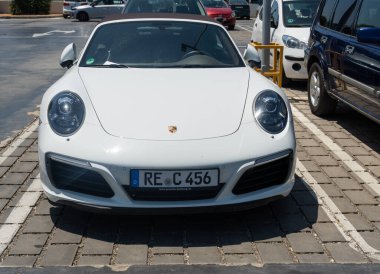 Campos, İspanya; 12 Haziran 2021: Otoparka park edilmiş beyaz Porsche