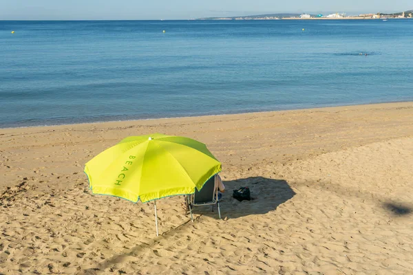 Pessoa Irreconhecível Sob Guarda Chuva Amarelo Uma Praia Ilha Maiorca — Fotografia de Stock