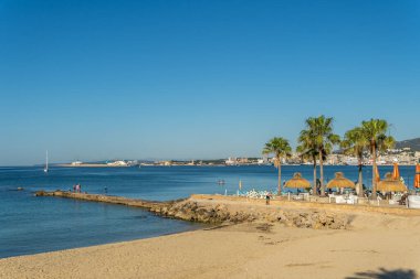 Palma de Mallorca, İspanya; 25 Haziran 2021: Arka planda Palma de Mallorca şehri ile Can Pere Antoni plajının genel görünümü