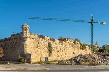 Palma de Mallorca, İspanya; 25 Haziran 2021: Palma de Mallorca şehrinin eski ortaçağ taş duvarları metal bir vinçle restore ediliyor.