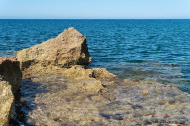 Gündoğumunda Mallorca adasının güneyindeki Rocky Sahili 'nin arka planında Akdeniz var.