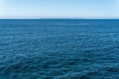 Gündoğumunda Mallorca adasının güney kıyısında Cabrera adası ile birlikte.