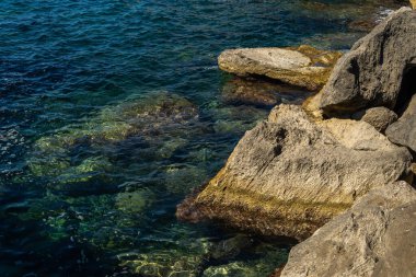 Gündoğumunda Mallorca adasının güneyindeki Rocky Sahili 'nin arka planında Akdeniz var.