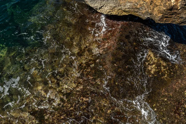 Gündoğumunda Mallorca Adasının Güneyindeki Rocky Sahili Nin Arka Planında Akdeniz — Stok fotoğraf