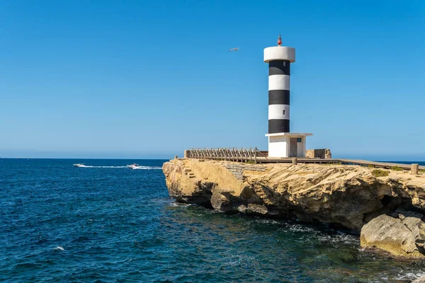 Colonia de Sant Jordi deniz feneri Mallorca adasında Akdeniz ve Cabrera adası güneşli bir sabahta arka planda.