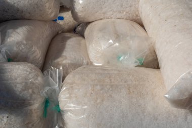 Geleneksel tuz fabrikası. Paketlenmiş tuz dağıtıma hazır.