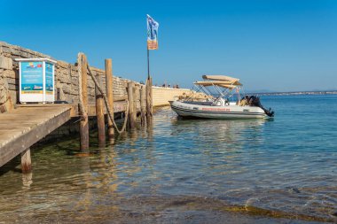 Colonia de Sant Jordi, İspanya; Temmuz 02 2021: Mallora 'nın Colonia de Sant Jordi kentinin Akdeniz kıyısında demirlemiş tekneler ve yatlar
