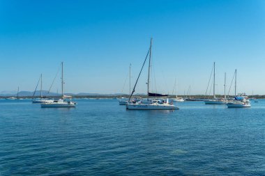 Colonia de Sant Jordi, İspanya; Temmuz 02 2021: Mallora 'nın Colonia de Sant Jordi kentinin Akdeniz kıyısında demirlemiş tekneler ve yatlar