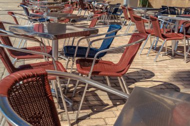 Covid-19 salgınından kaynaklanan ekonomik kriz nedeniyle boş masa ve sandalyelerle dolu bir restoranın terası.