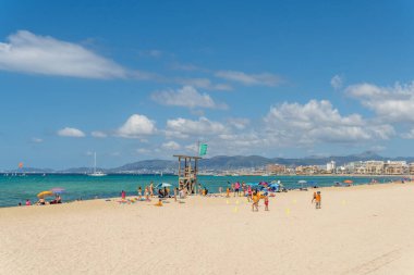 Platja de Palma, İspanya; 16 Temmuz 2021: Covid-19 salgınından sonra turistlerin plajlarında güneşli bir yaz günü Palma de Mallorca 'nın genel manzarası