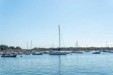Colonia de Sant Jordi, İspanya; Temmuz 02 2021: Mallora 'nın Colonia de Sant Jordi kentinin Akdeniz kıyısında demirlemiş tekneler ve yatlar