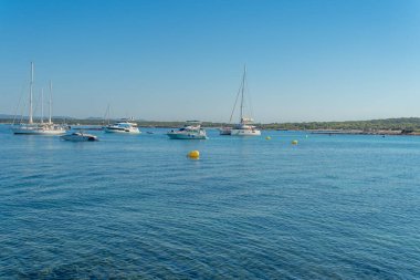 Colonia de Sant Jordi, İspanya; Temmuz 02 2021: Mallora 'nın Colonia de Sant Jordi kentinin Akdeniz kıyısında demirlemiş tekneler ve yatlar