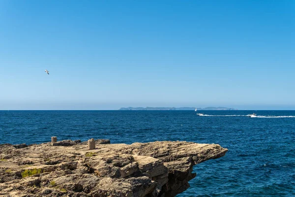 Gündoğumunda Mallorca Adasının Güneyindeki Rocky Sahili Nin Arka Planında Akdeniz — Stok fotoğraf