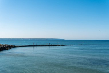 Can Pere Antoni plajının genel manzarası. Arka planda Palma de Mallorca şehri var. Gün doğumunda.
