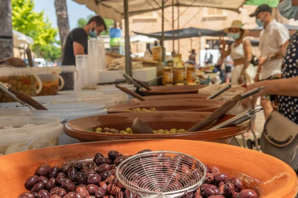 Campos, İspanya; 12 Haziran 2021: Kahverengi seramik bir kapta Mallorca adasının tipik siyah zeytinleri