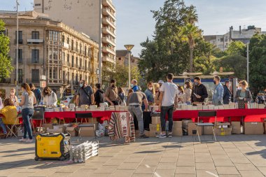 Palma de Mallorca, İspanya; 23 Nisan 2021: Coronavirus salgını zamanında Palma de Mallorca 'nın tarihi merkezinde Sant Jordi Festivali veya Kitap Günü. Yüz maskesi ve sosyal uzaklık