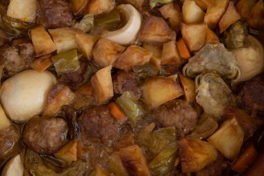 Akdeniz sebzeli köfte güvecini kilden bir tencerede yakın çekim. İspanya 'nın Mallorca adasından Akdeniz gastronomisi