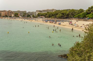 Palmanova, İspanya; 10 Ağustos 2021: Çok sıcak bir yaz sabahı Mallorca adasındaki Palmanova tatil beldesinin havadan ve genel manzarası