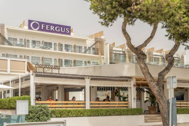 Palmanova, İspanya; 10 Ağustos 2021: Mallorca adasındaki Palmanova plaj beldesinde Fergus adında bir turist işletmesinin modern mimarisi