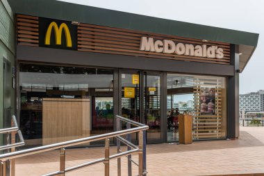 Palmanova, İspanya; 10 Ağustos 2021: İspanya 'nın Palmanova kentindeki McDonalds fast food şirketinin ana cephesi