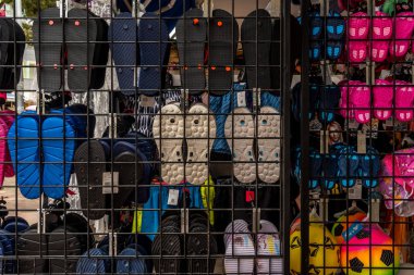 Palmanova, İspanya; 10 Ağustos 2021: Palmanova tatil beldesindeki bir hediyelik eşya dükkanının terasında yaz terliklerinin gösterimi