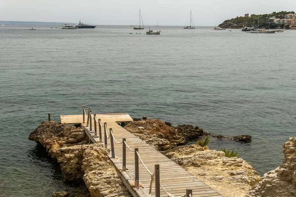 Houten Steiger Rotsachtige Kust Van Het Eiland Mallorca Met Middellandse — Stockfoto