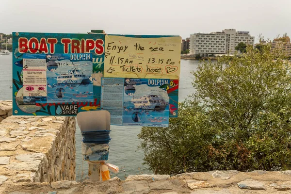 Palmanova Espanha Agosto 2021 Cartaz Publicitário Uma Empresa Que Oferece — Fotografia de Stock