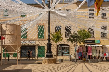 Campos, İspanya; 14 Ağustos 2021: Majorcan kasabası Campos 'taki belediye binası meydanı, şehrin Covid sonrası azize şenlikleri için dekore edildi.