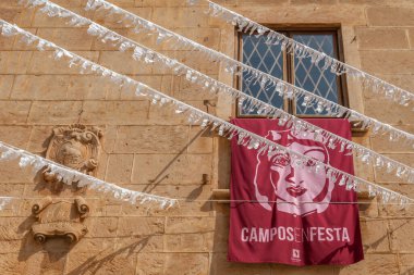 Campos, İspanya; 14 Ağustos 2021: Majorcan kasabası Campos 'taki belediye binası meydanı, şehrin Covid sonrası azize şenlikleri için dekore edildi.