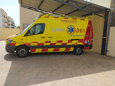Campos, İspanya; 24 Temmuz 2021: Majorcan 'daki Campos kasabasında bir elektrikli ambulans parketmiş ve bataryasını şarj ediyordu. Yenilenebilir enerji kullanan araçların görüntüsü
