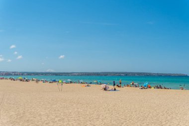 Playa de Palma, İspanya; 16 Temmuz 2021: Covid-19 salgınından sonra turistlerin plajlarında güneşli bir yaz günü Palma de Mallorca 'nın genel manzarası