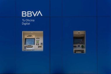 Palma de Mallorca, İspanya; 23 Nisan 2021: Gündüz vakti bir BBVA Bank ATM 'sine yakın çekim