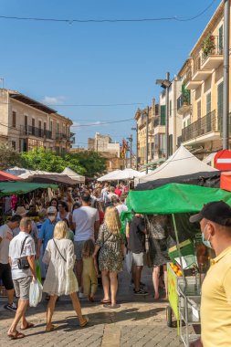 Santanyi, İspanya; Eylül 04: 2021: Majorcan 'ın Santanyi kasabasındaki haftalık sokak pazarının genel görünümü. Coronavirüs salgınından dolayı maske takan turistler. Covid-19 'dan sonra yeni normallik