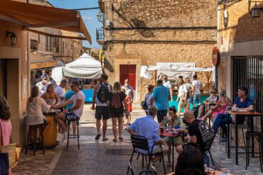 Santanyi, İspanya; Eylül 04: 2021: Majorcan 'ın Santanyi kasabasındaki haftalık sokak pazarının genel görünümü. Coronavirüs salgınından dolayı maske takan turistler. Covid-19 'dan sonra yeni normallik