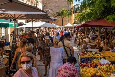 Santanyi, İspanya; Eylül 04: 2021: Majorcan 'ın Santanyi kasabasındaki haftalık sokak pazarının genel görünümü. Coronavirüs salgınından dolayı maske takan turistler. Covid-19 'dan sonra yeni normallik