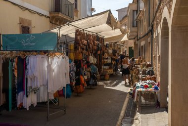 Santanyi, İspanya; Eylül 04: 2021: Majorcan 'ın Santanyi kasabasındaki haftalık sokak pazarının genel görünümü. Coronavirüs salgınından dolayı maske takan turistler. Covid-19 'dan sonra yeni normallik