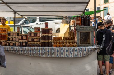 Sineu, İspanya; Eylül 08 2021: Coronavirus sonrası dönemde Mallorcan 'ın Sineu kasabasında haftalık gıda, el işi ve hayvan pazarı. Bal satarak oyala. Yeni normallik kavramı