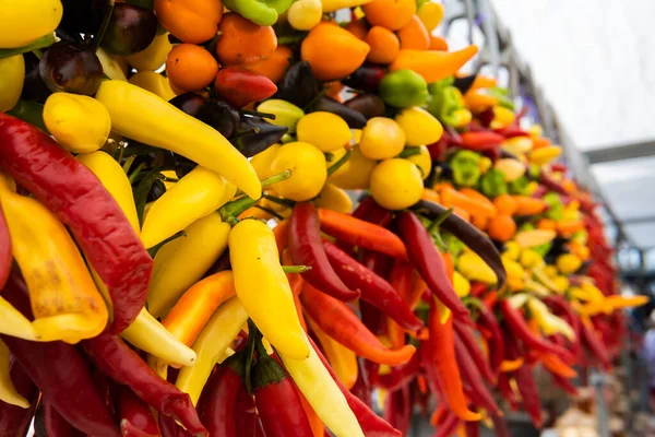 Mallorca adasındaki bir sokak sebze pazarında çeşitli renklerde biber demetleri sergileniyordu. Akdeniz diyet ve gastronomisinin görüntüsü
