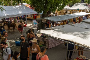 Sineu, İspanya; Eylül 08 2021: Coronavirus sonrası dönemde Mallorcan 'ın Sineu kasabasında haftalık gıda, el işi ve hayvan pazarı. Yeni normallik kavramı