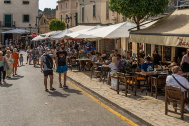 Sineu, İspanya; Eylül 08 2021: Coronavirus sonrası dönemde Mallorcan 'ın Sineu kasabasında haftalık gıda, el işi ve hayvan pazarı. Yeni normallik kavramı
