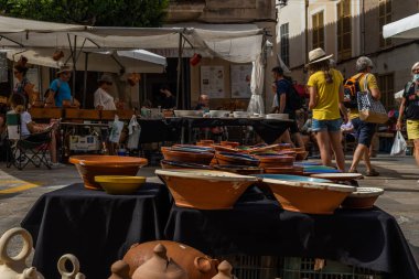 Sineu, İspanya; Eylül 08 2021: Coronavirus sonrası dönemde Mallorcan 'ın Sineu kasabasında haftalık gıda, el işi ve hayvan pazarı. Yeni normallik kavramı