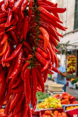Bir sokak pazarında taze ürün satan Mallorca adasının tipik kırmızı biber demetinin yakın çekimi