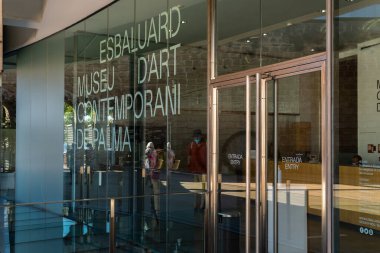 Palma de Mallorca, İspanya; 10 Eylül 2021: Es Baluard Çağdaş Sanat Müzesi 'nin ana girişi. Palma de Mallorca, İspanya