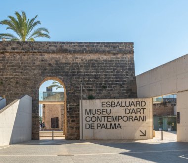 Palma de Mallorca, İspanya; 10 Eylül 2021: Es Baluard Çağdaş Sanat Müzesi 'nin ana girişi. Palma de Mallorca, İspanya