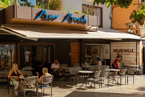 Palma de Mallorca, İspanya; 11 Eylül 2021: Ünlü Bar Bosch 'un müşterileriyle birlikte gün batımında Palma de Mallorca' nın tarihi merkezindeki terasta masalarının önünde.
