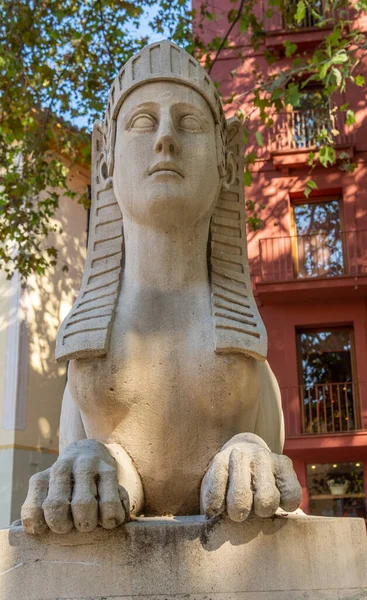 Primer Plano Una Escultura Piedra Una Esfinge Anunciando Entrada Paseo —  Fotos de Stock