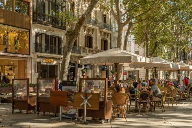 Palma de Mallorca, İspanya; 10 Eylül 2021: Paseo del Borne 'un günbatımında Palma de Mallorca' nın tarihi merkezindeki genel manzarası. Müşterilerin içki içtiği bir kafe terası.