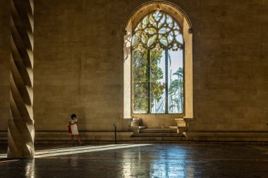 Palma de Mallorca, İspanya; 10 Eylül 2021: Palma de Mallorca kentindeki La Lonja mimari anıtının iç mimarisi, sağlık önlemleri nedeniyle içeride yüz maskesi takan turistler